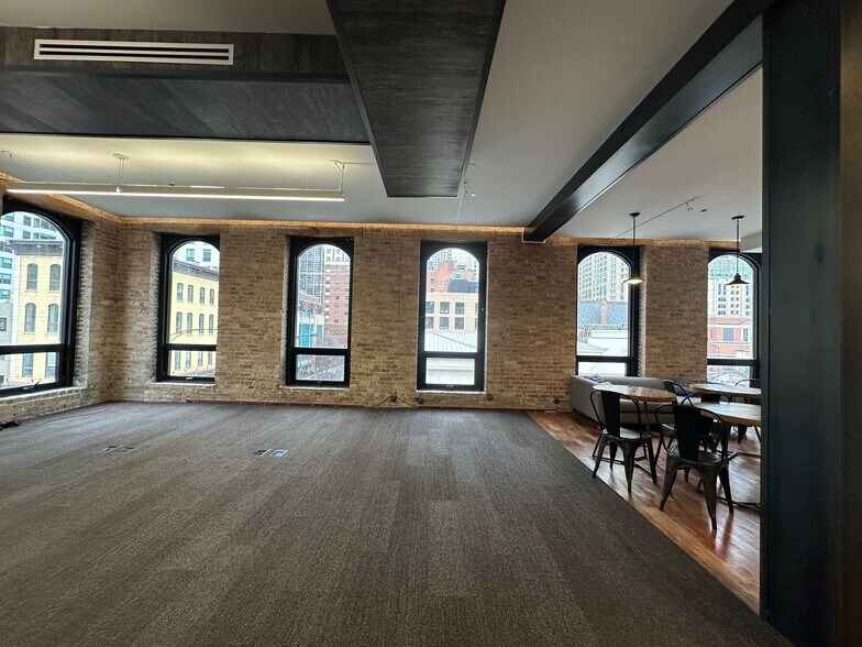 More Photos Of 646-648 N Clark St, Chicago Office For Lease
