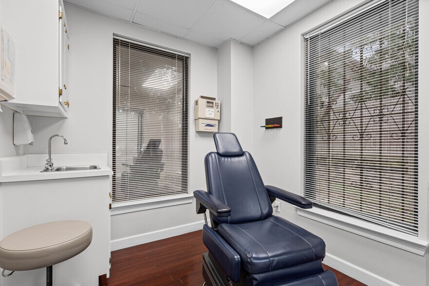 More Photos Of 3664 College Ln S, Mobile Medical For Sale