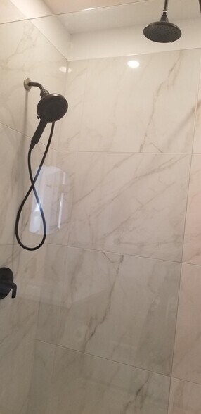 More Photos Of 2125 Rue Crescent, Montréal Storefront Retail Office For Lease