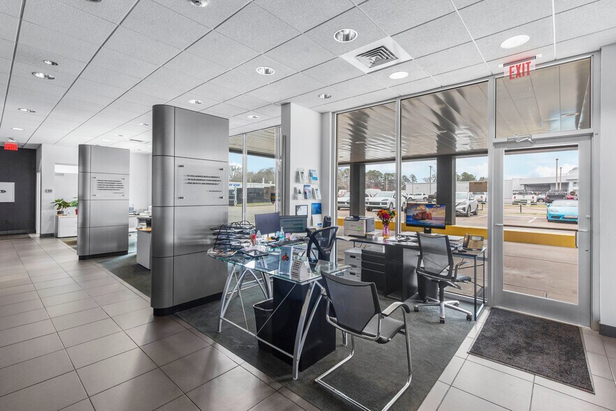 More Photos Of 5385 N I 55 St, Jackson Auto Dealership For Sale