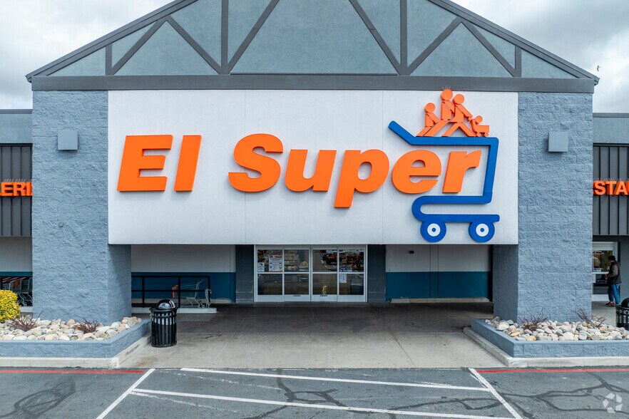 More Photos Of 1901 Silverada Blvd, Reno Supermarket For Lease