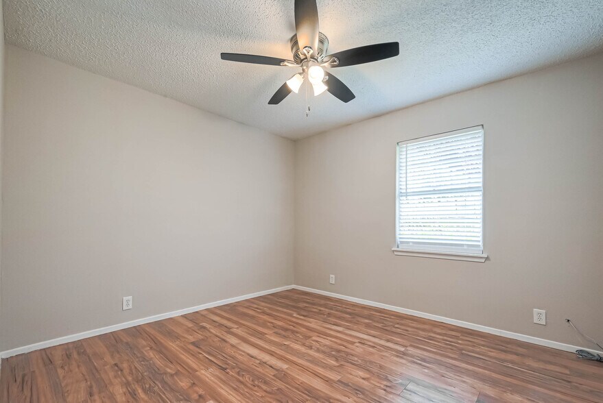 More Photos Of 8430 Round Rock Dr, Houston Apartments For Sale