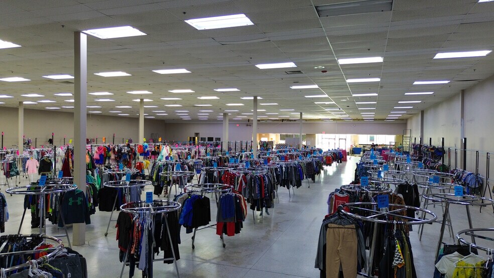 More Photos Of 6495 Quivira Rd, Shawnee General Retail For Lease