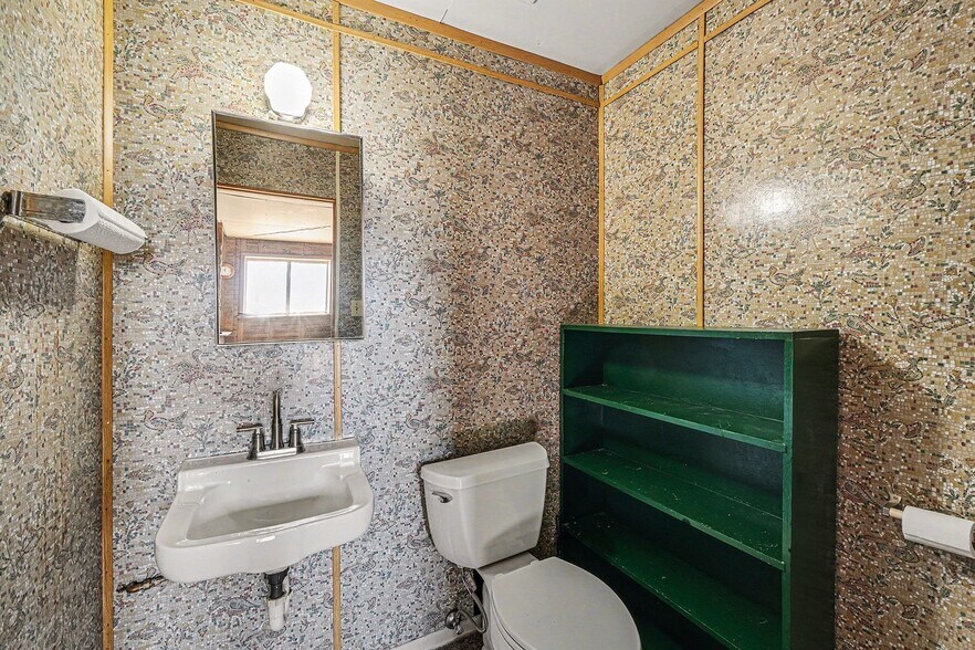 More Photos Of 827 Bowen St, Longmont Industrial For Sale