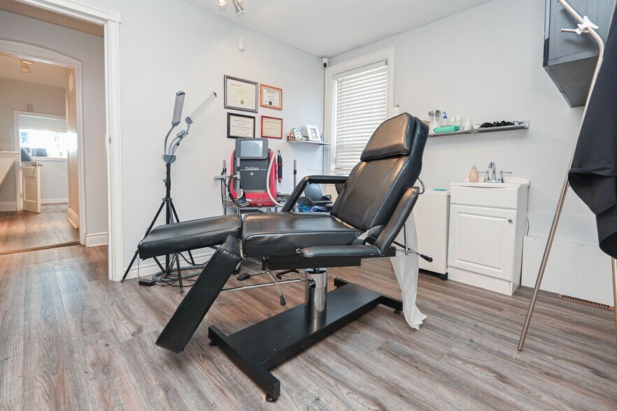 More Photos Of 37 Dundas St W, Mississauga Storefront Retail Residential For Sale