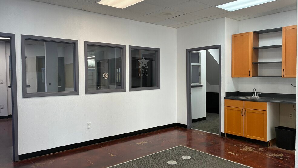 More Photos Of 905 N Harborth Ave, Three Rivers Auto Dealership For Sale