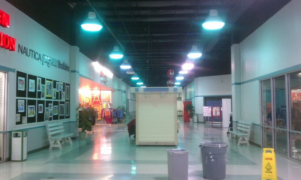 More Photos Of 700 Factory Outlet Dr, Arcadia Storefront For Lease