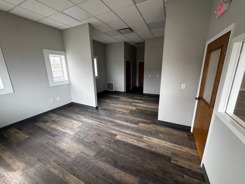 More Photos Of 1817 Scherer Pky, Saint Charles Warehouse For Lease