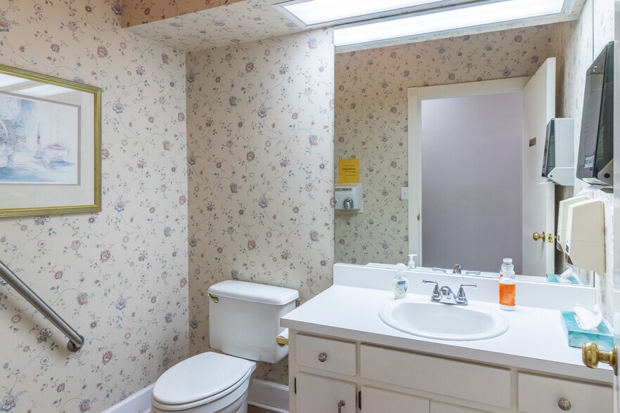 More Photos Of 1421 Ross Dr, Dalton Office For Sale