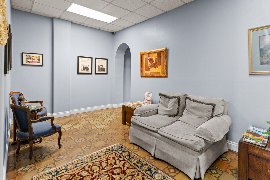 More Photos Of 425-427 S Saint Marys St, San Antonio Storefront Retail Office For Sale