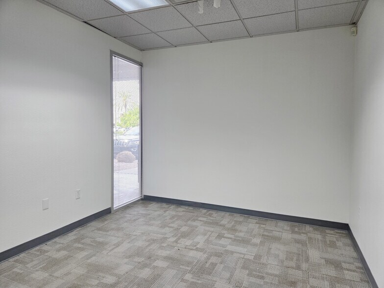 More Photos Of 1929 W Lone Cactus Dr, Phoenix Light Distribution For Lease