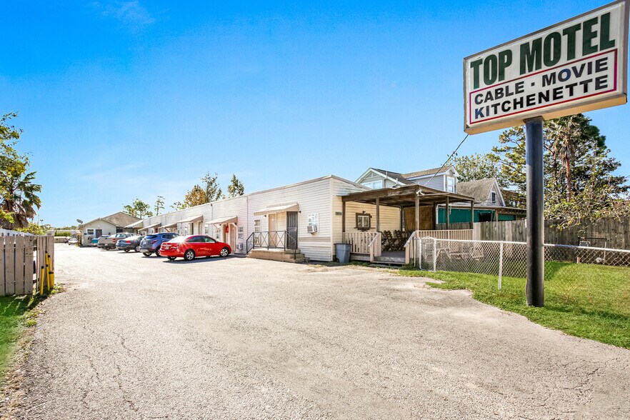 Primary Photo Of 7418 Chef Menteur Hwy, New Orleans Hotel For Sale