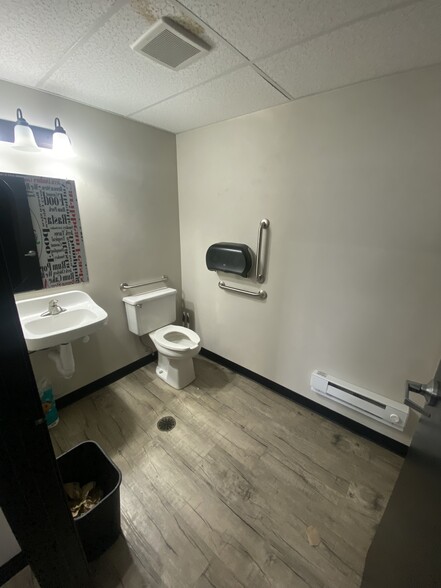 More Photos Of 1619 W College Ave, Appleton Storefront Retail Office For Lease