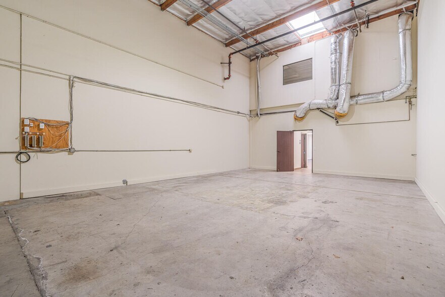 More Photos Of 4572 Telephone Rd, Ventura Warehouse For Lease