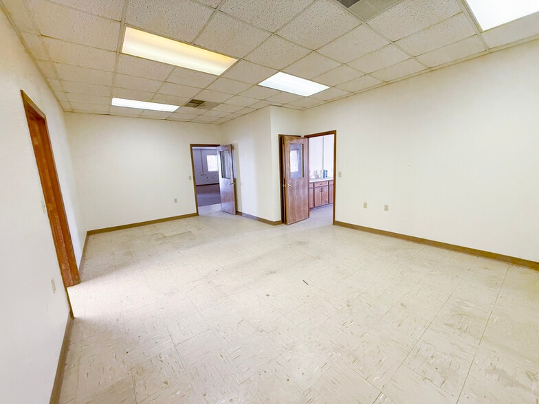 More Photos Of 1901 Carter St, Pampa Office For Sale