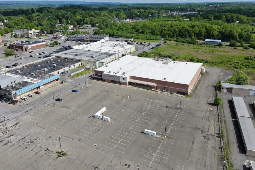 More Photos Of 70 Healy Blvd, Hudson Supermarket For Sale