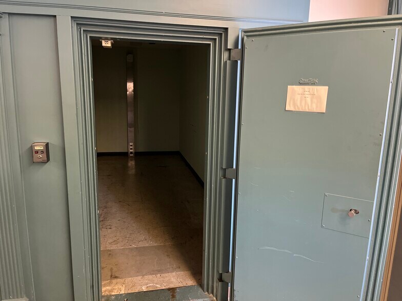 More Photos Of 216 N Camellia Blvd, Fort Valley Office For Sale