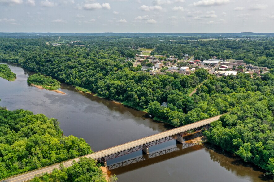 More Photos Of 208 N Cascade St, Osceola Storefront For Sale