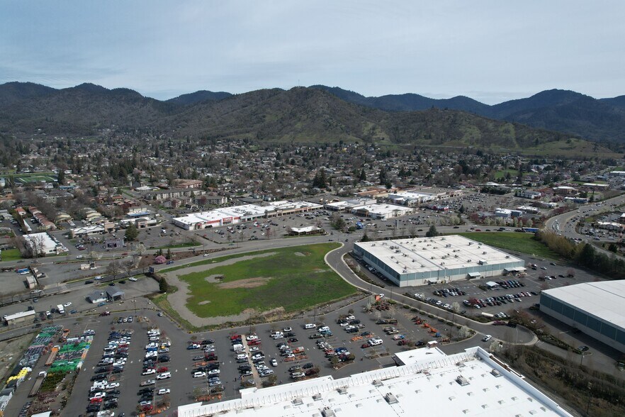 More Photos Of 820 NE E St, Grants Pass Storefront Retail Office For Sale