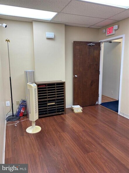 More Photos Of 1323 Shepard Dr, Sterling Showroom For Lease