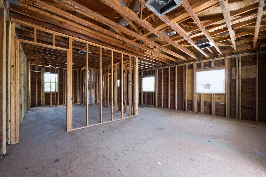 More Photos Of 527 N Dixie Hwy, Lake Worth Bar For Sale