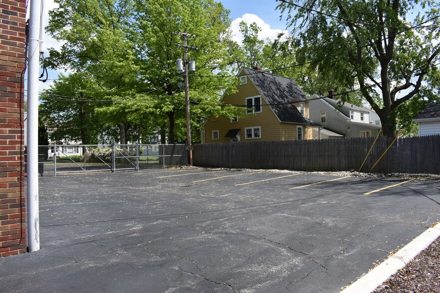 More Photos Of 5576 Mayfield Rd, Cleveland Freestanding For Sale