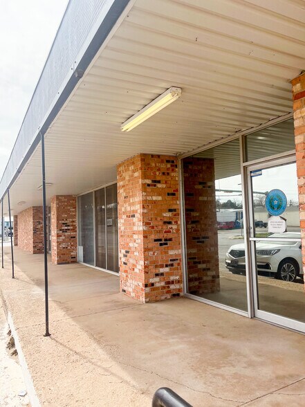 More Photos Of 711 E 3rd St, Big Spring Office For Lease