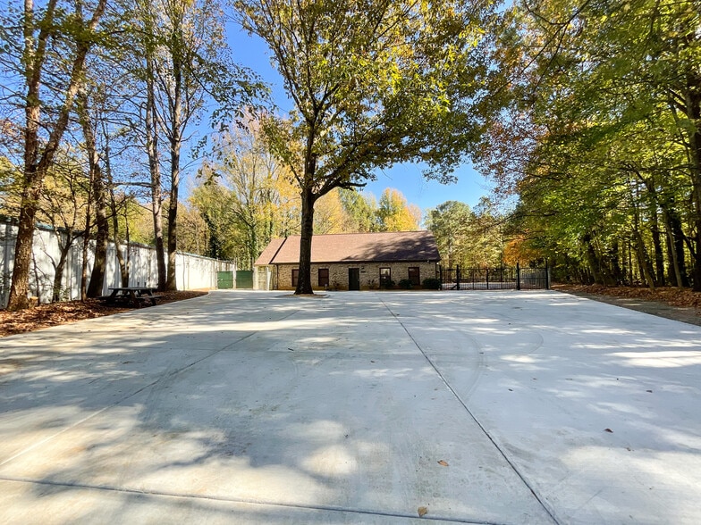 More Photos Of 1804 Lucas Ln, Charlotte Industrial For Lease