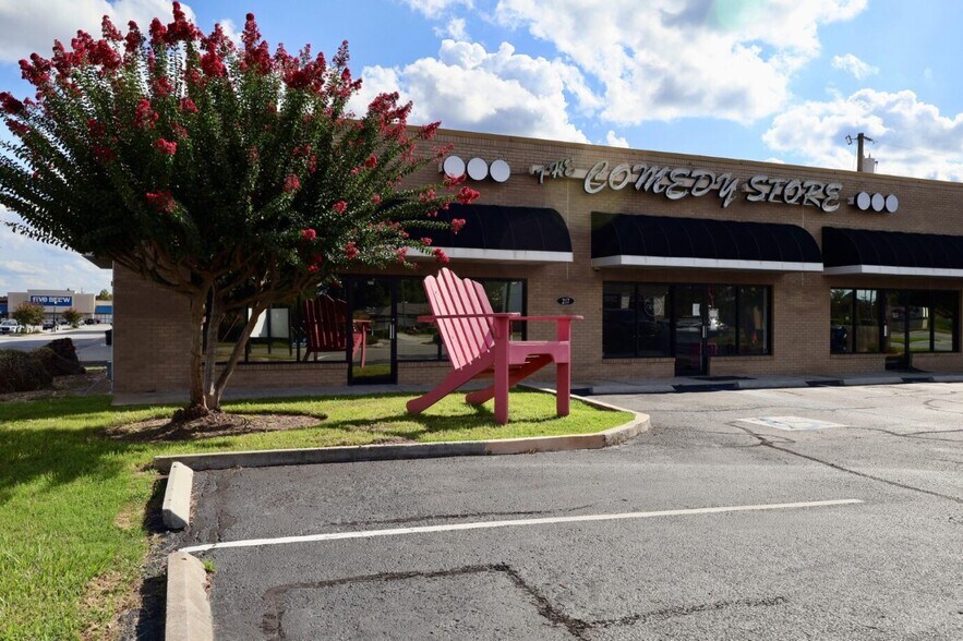 More Photos Of 217 Eisenhower Dr, Savannah Freestanding For Lease