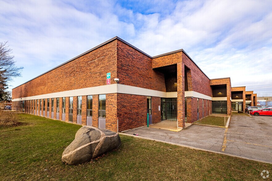 Primary Photo Of 8459-8497 Ch Dalton, Mont-Royal Flex For Lease