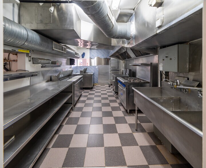 More Photos Of 15475 Marine Dr, White Rock Storefront Retail Office For Lease