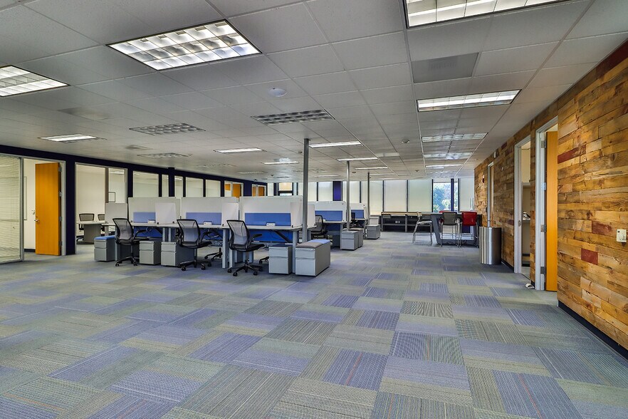 More Photos Of 17323 Ventura Blvd, Encino Office For Lease