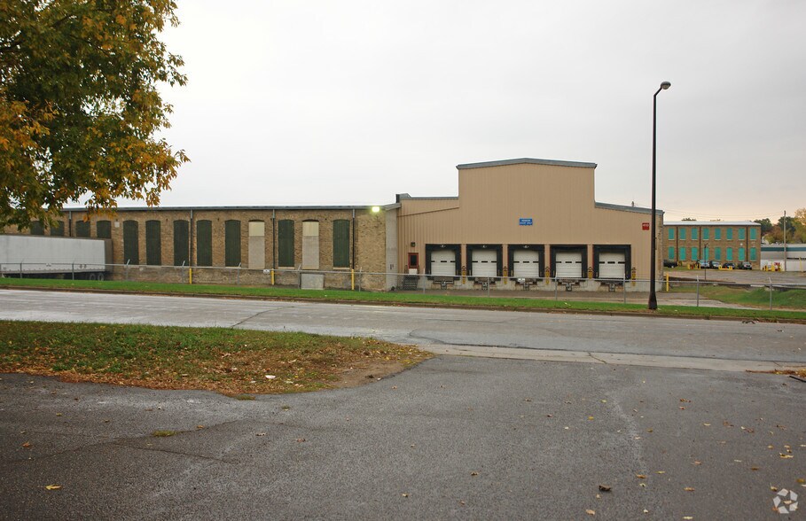 More Photos Of 1024 Hazel St N, Saint Paul Warehouse For Lease