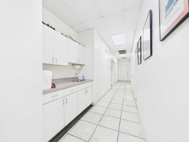 More Photos Of 14141 Interdrive, Houston Warehouse For Lease