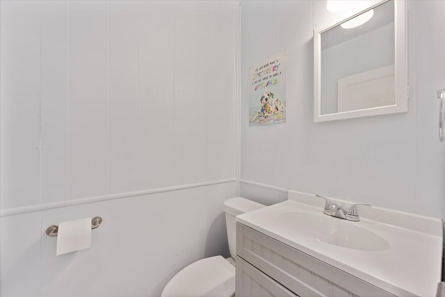 More Photos Of 313 E Main St, Humble Showroom For Sale