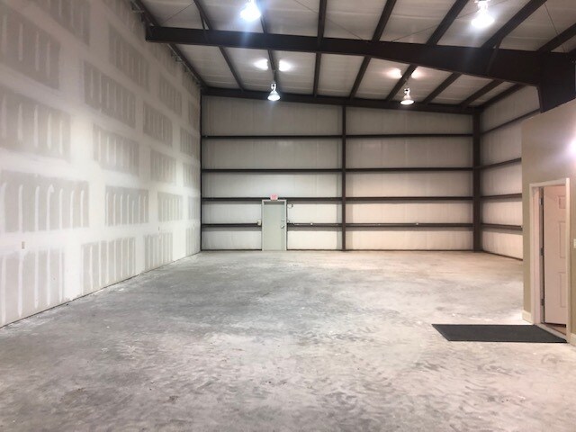 More Photos Of 2837 Tifton St, Kenner Light Distribution For Lease