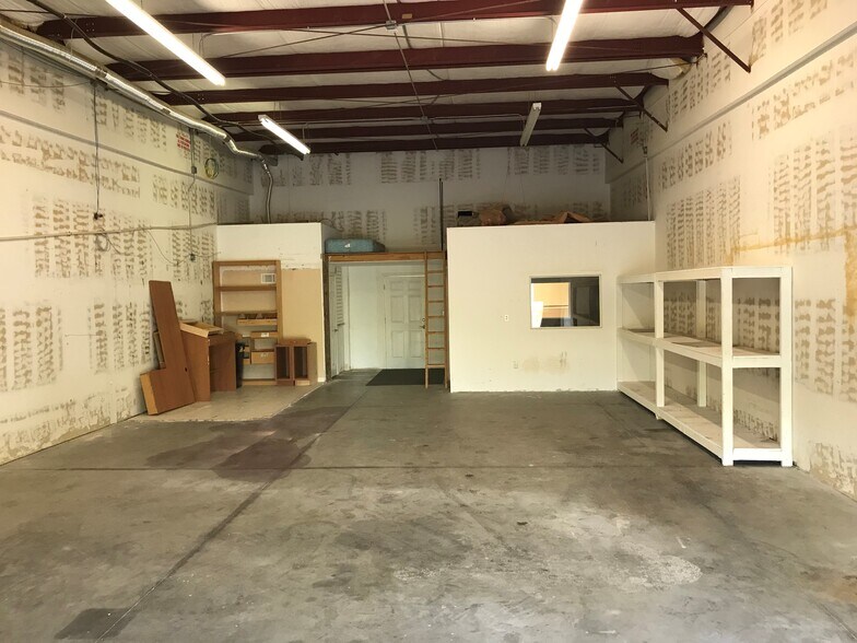 More Photos Of 1045 Collier Center Way, Naples Flex For Lease