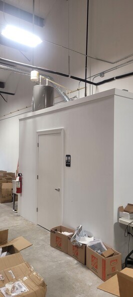 More Photos Of 8200 Cypress Plaza Dr, Jacksonville Light Distribution For Lease