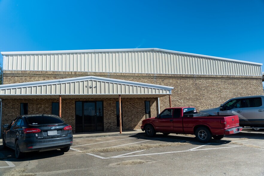 More Photos Of 1630 N Interstate 35 E, Lancaster Flex For Sale