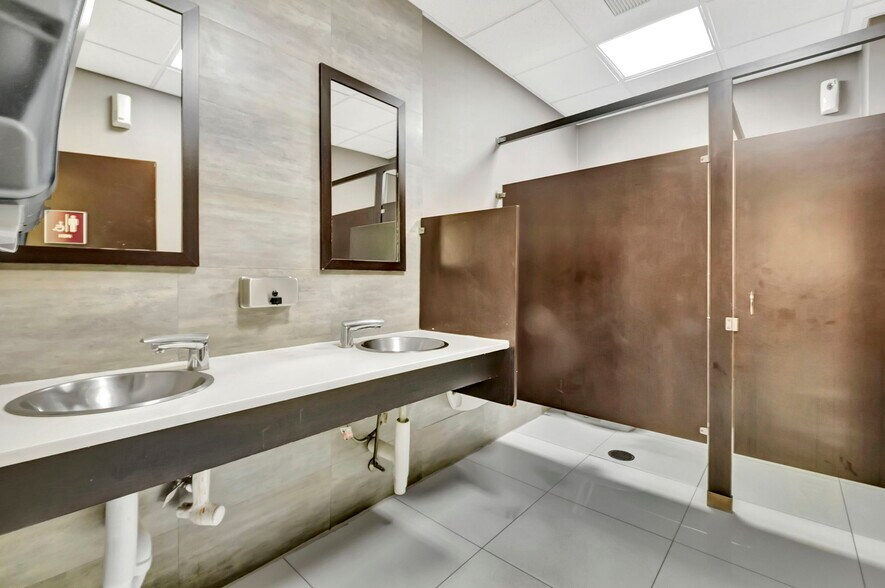 More Photos Of 12550 Biscayne Blvd, North Miami Medical For Sale