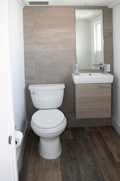 More Photos Of 1656 Main St, Sarasota Storefront Retail Office For Lease