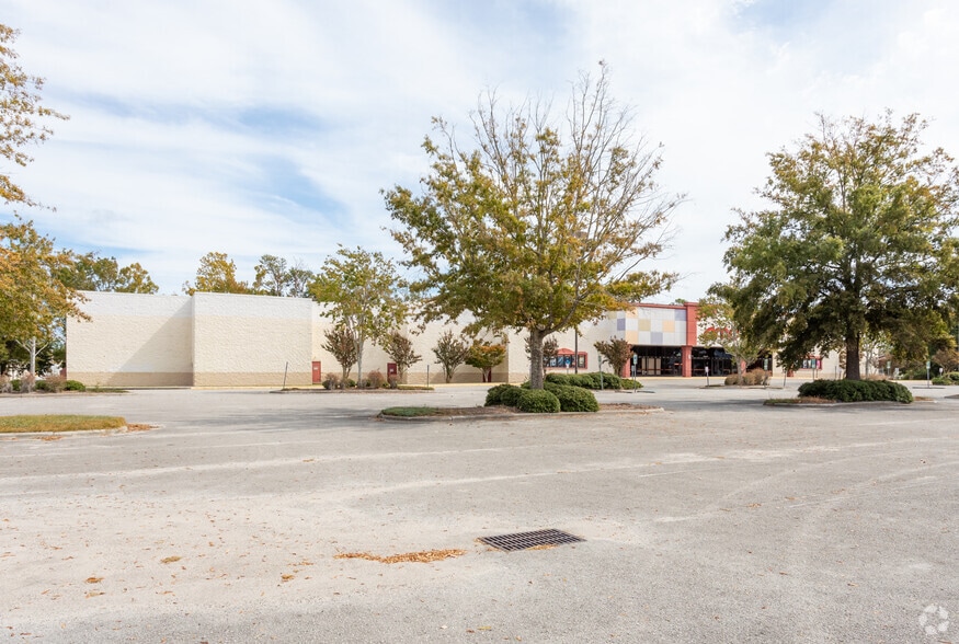 More Photos Of 111 Cinema Dr, Wilmington Movie Theatre For Lease
