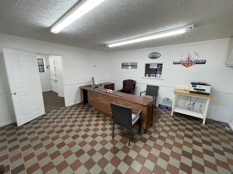 More Photos Of 433 S Main St, Swainsboro Showroom For Sale