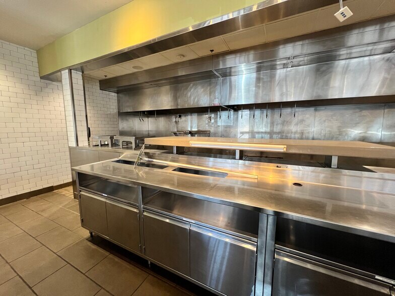 More Photos Of 14025 W Colfax Dr, Lakewood Freestanding For Lease