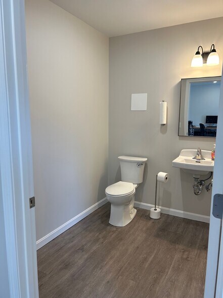 More Photos Of 6 Oxbow Pond Rd, Canterbury Flex For Lease