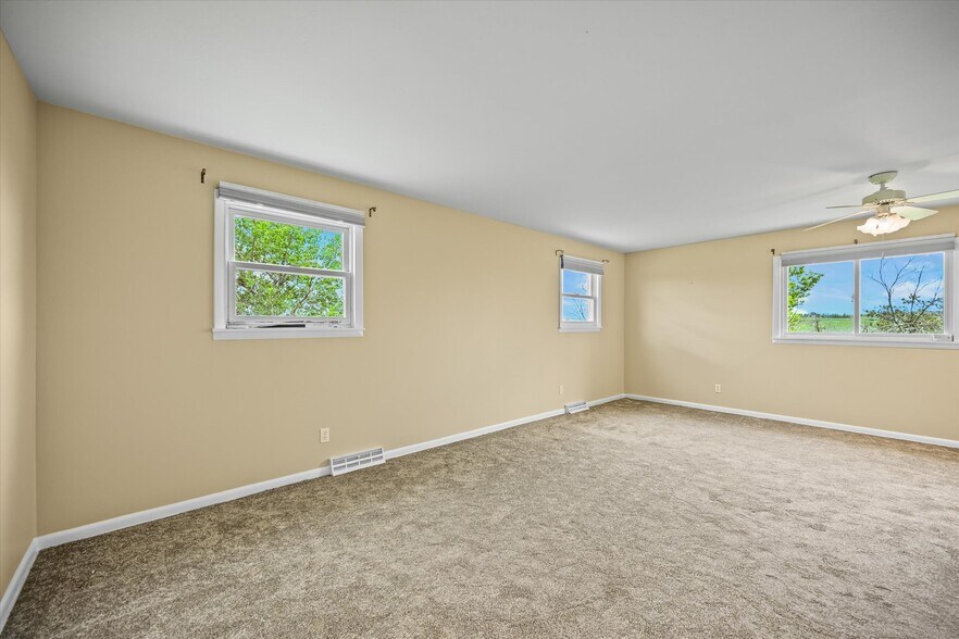 More Photos Of 1335 S Kio St, Watkins Veterinarian Kennel For Sale