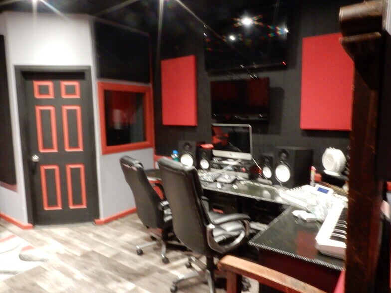 More Photos Of 105 Wood Ave, Bridgeport Light Manufacturing For Sale