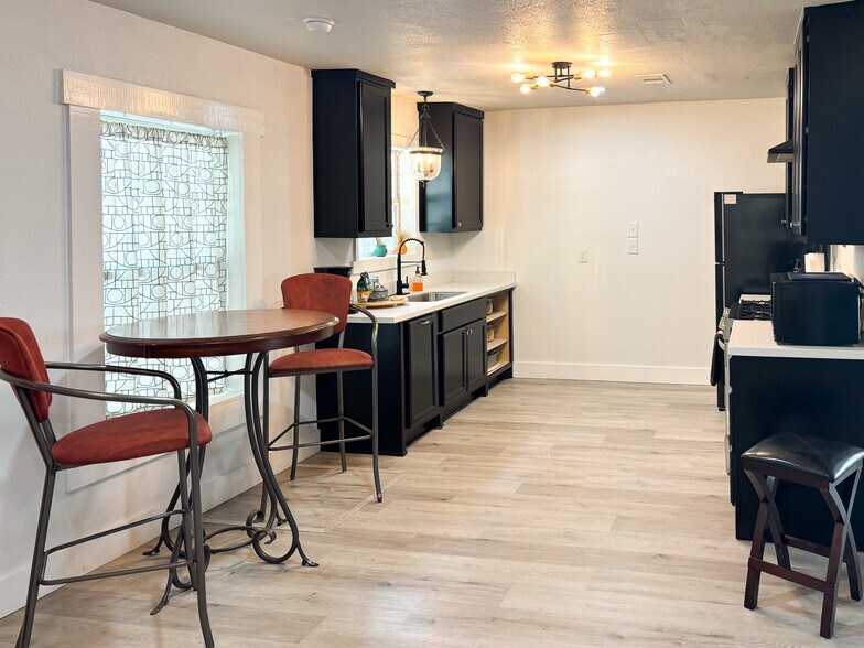 More Photos Of 400 Oak St, Bryan Office Residential For Lease