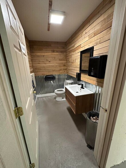 More Photos Of 699 S Main St, Adams Bar For Sale