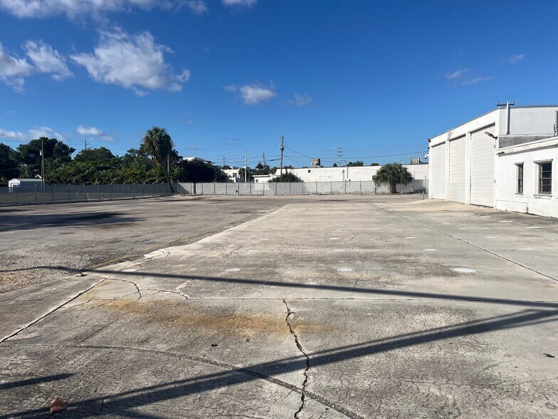 More Photos Of 1304 Old Okeechobee Rd, West Palm Beach Warehouse For Lease